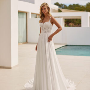 Vestido de novia evasé en georgette 1N113 Sami de Adriana Alier