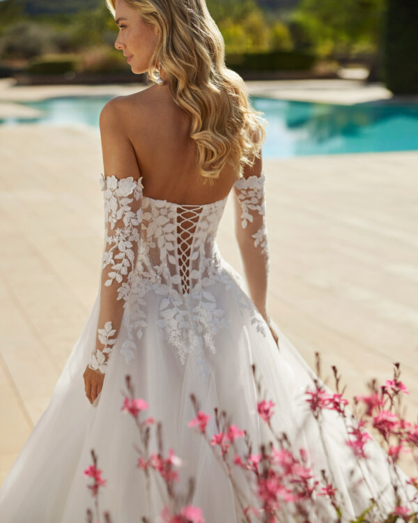 Vestido de novia en tul con cuerpo de encaje 1N142 Simona de Adriana Alier - Imagen 2