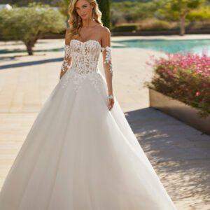 Vestido de novia en tul con cuerpo de encaje 1N142 Simona de Adriana Alier