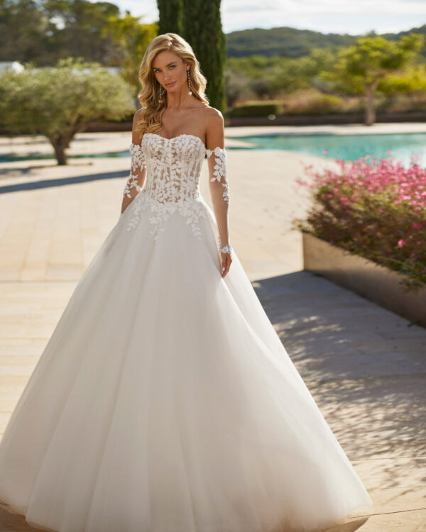 Vestido de novia en tul con cuerpo de encaje 1N142 Simona de Adriana Alier