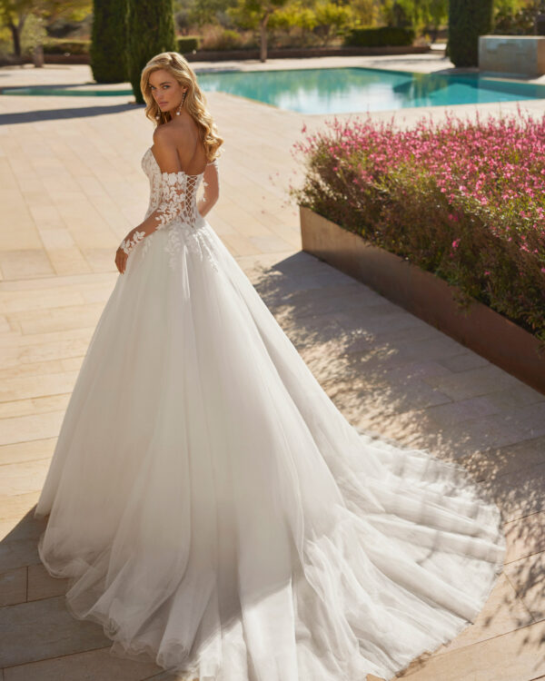 Vestido de novia en tul con cuerpo de encaje 1N142 Simona de Adriana Alier - Imagen 4