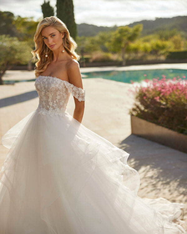 Vestido de novia con capas en tul y pedrería 1N149 Soana de Adriana Alier - Imagen 3