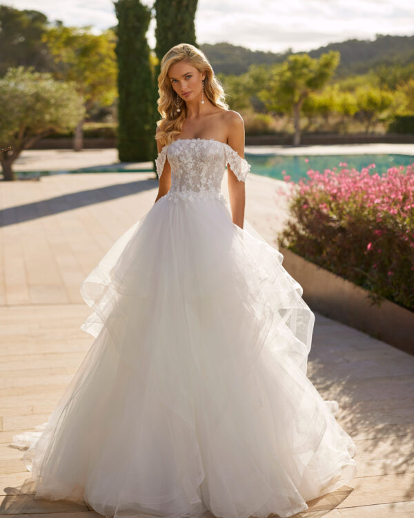Vestido de novia con capas en tul y pedrería 1N149 Soana de Adriana Alier