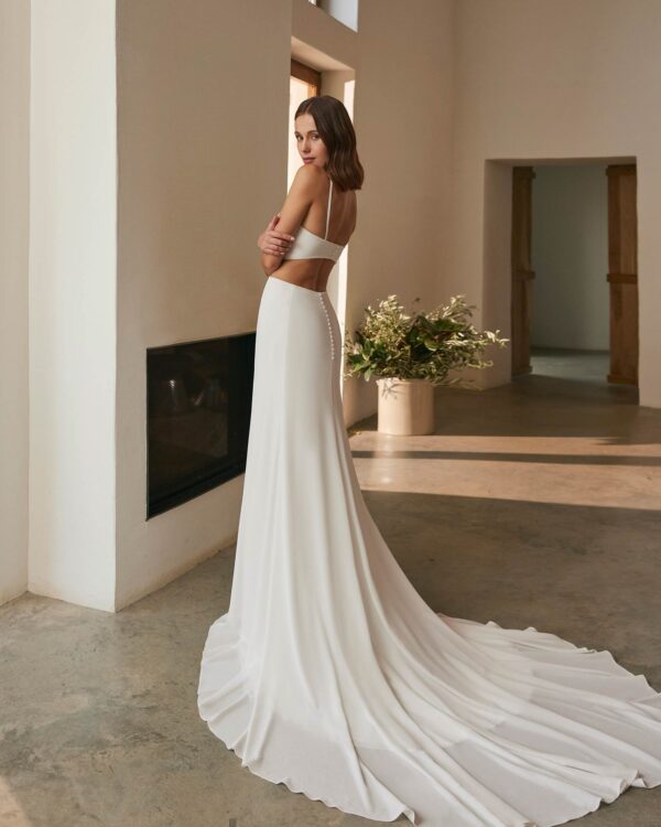 Vestido de novia largo dos piezas con capa 1B115 Nasir de Alma Novia - Imagen 3