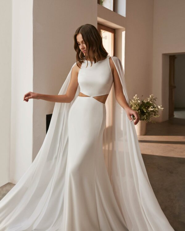 Vestido de novia largo dos piezas con capa 1B115 Nasir de Alma Novia - Imagen 4