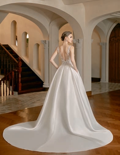 Vestido de novia falda lisa y cuerpo bordado 610 de Alma Couture - Imagen 3