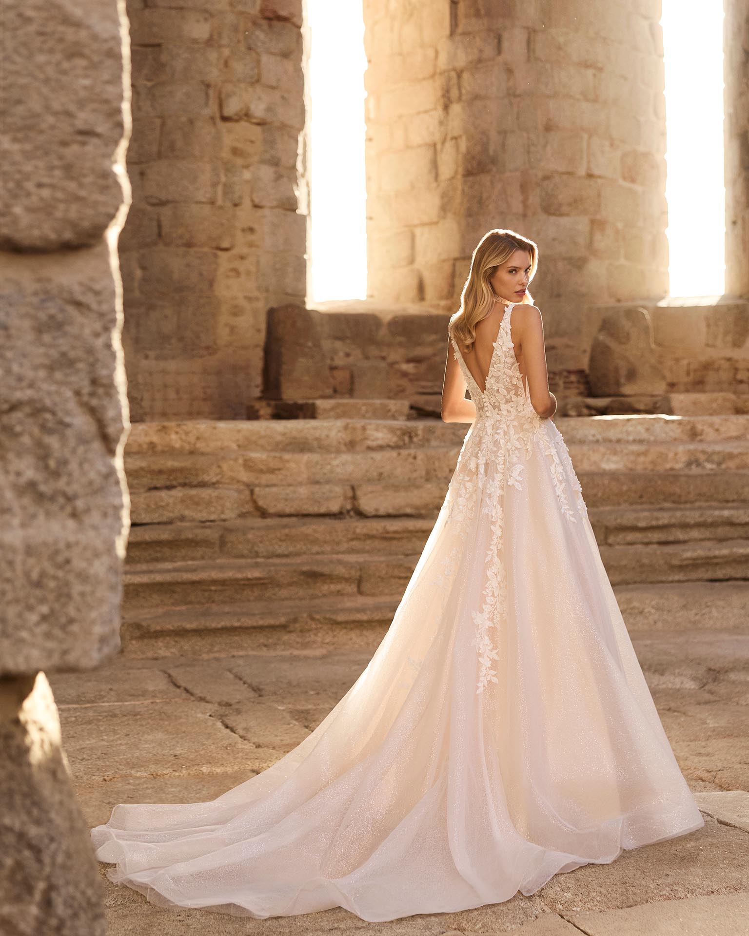 Vestido de novia línea A de tul glitter 2N129 Perseo de Adriana Alier - Imagen 3