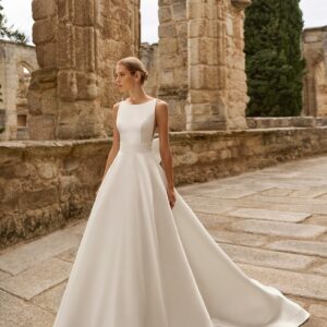 Vestido de novia de mikado y lazo 2N148 Poly de Adriana Alier