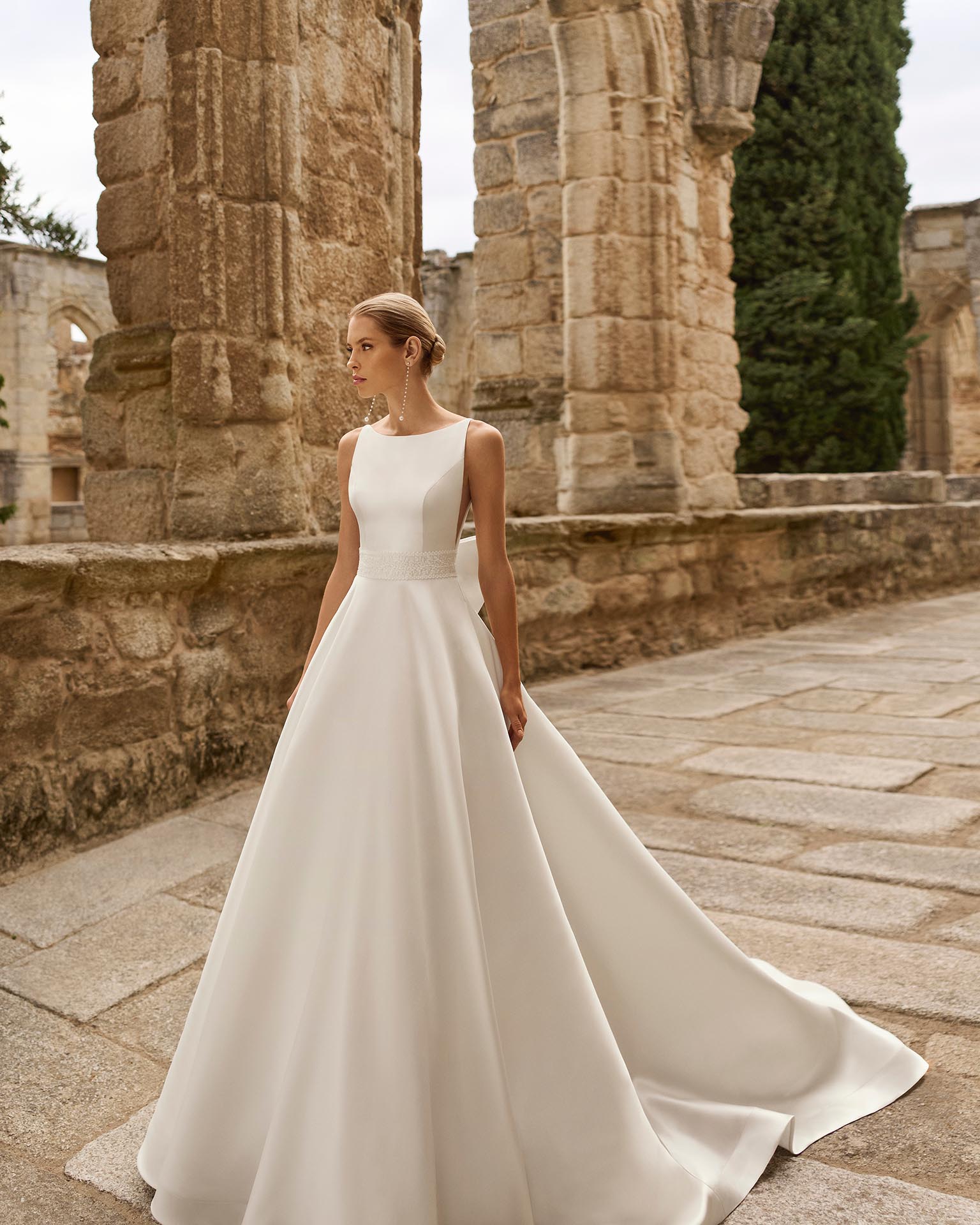 Vestido de novia de mikado y lazo 2N148 Poly de Adriana Alier