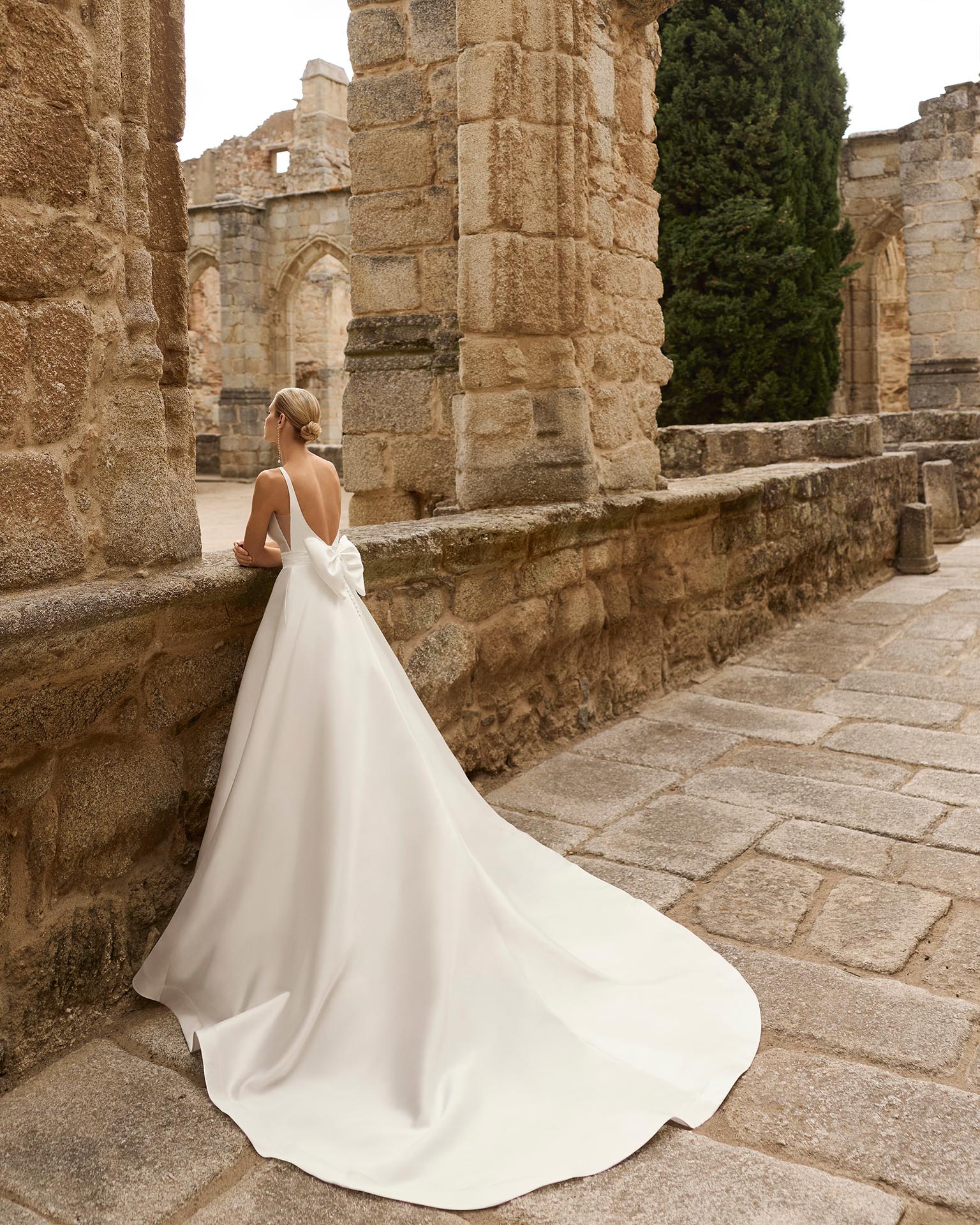 Vestido de novia de mikado y lazo 2N148 Poly de Adriana Alier - Imagen 3