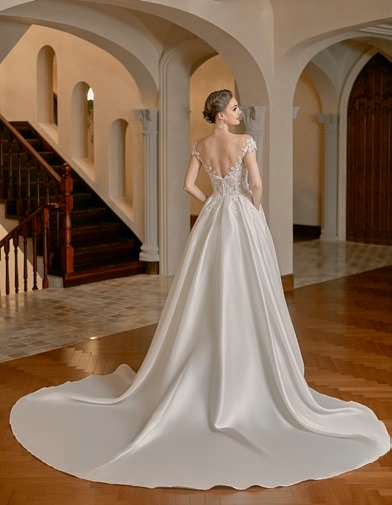 Vestido de novia falda lisa y cuerpo bordado 602 de Alma Couture - Imagen 4