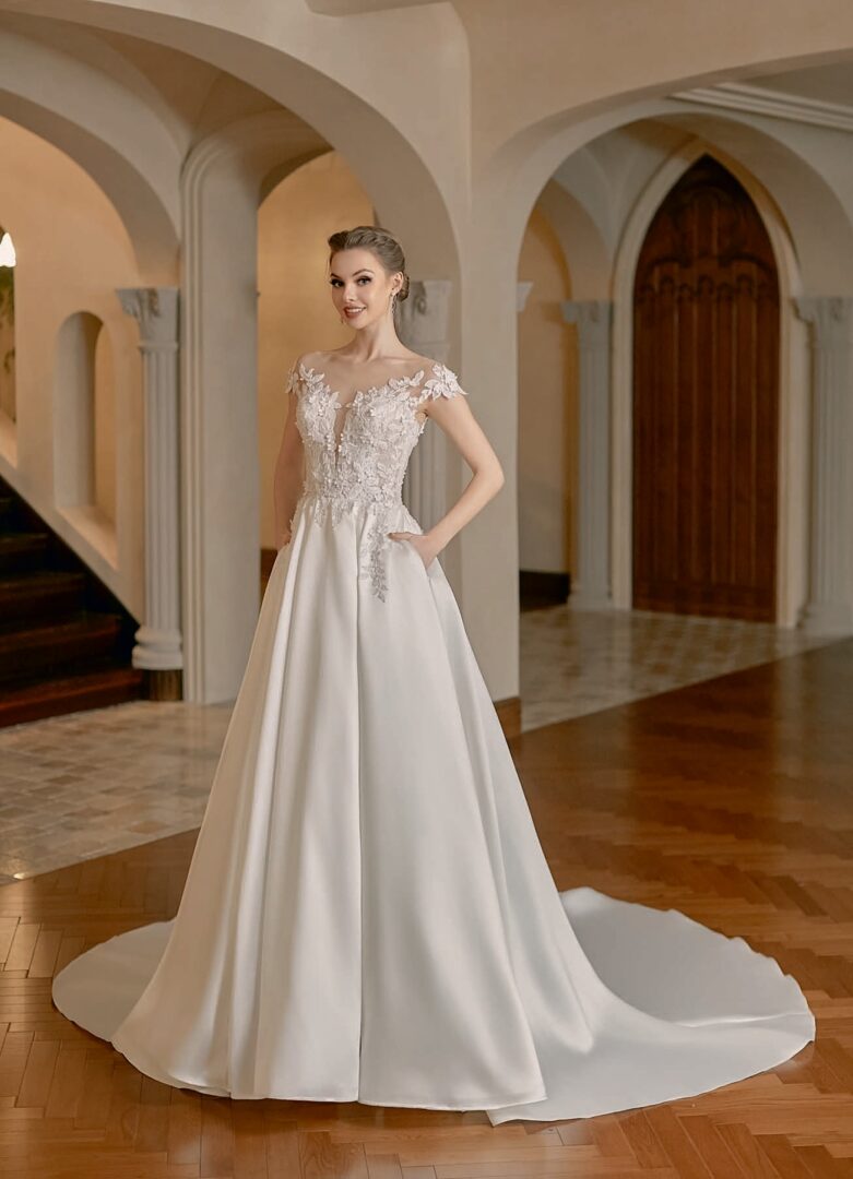Vestido de novia falda lisa y cuerpo bordado 602 de Alma Couture - Imagen 3