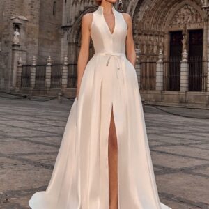 Vestido de novia liso y cuello mao 615 de Alma Couture