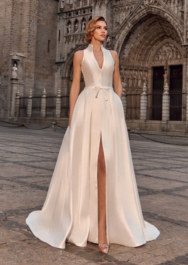 Vestido de novia liso y cuello mao 615 de Alma Couture