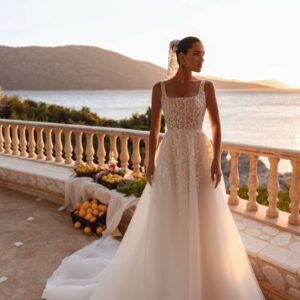 Vestido de novia escote cuadrado y pedrería 8275 de Demetrios Bridal