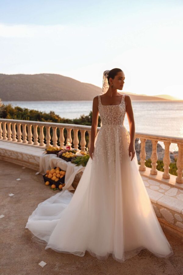 Vestido de novia escote cuadrado y pedrería 8275 de Demetrios Bridal
