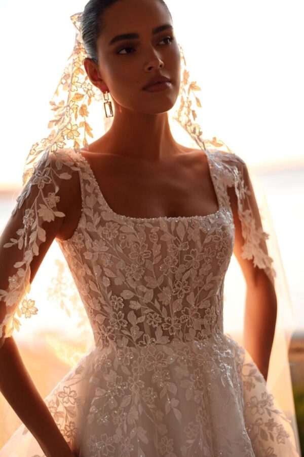 Vestido de novia escote cuadrado y pedrería 8275 de Demetrios Bridal - Imagen 2