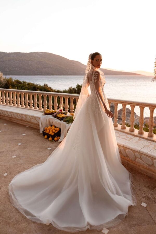 Vestido de novia escote cuadrado y pedrería 8275 de Demetrios Bridal - Imagen 4