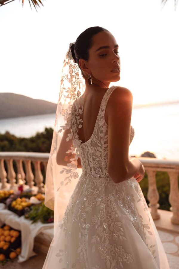 Vestido de novia escote cuadrado y pedrería 8275 de Demetrios Bridal - Imagen 3
