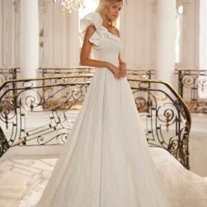 Vestido de novia en tejido brocado Soline 9S150 de Luna Novias