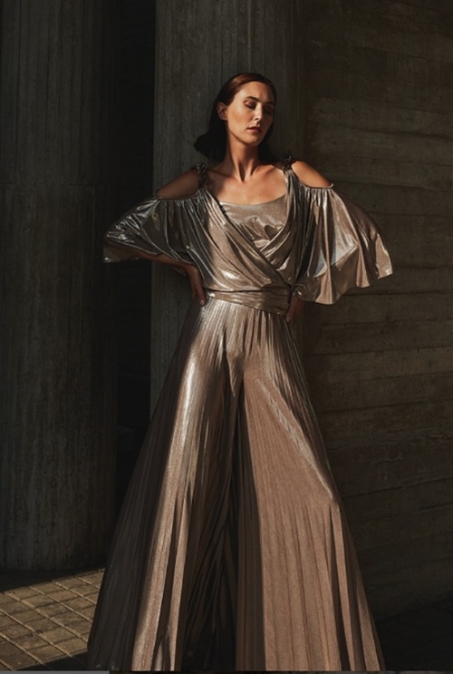 Mono de fiesta dorado con detalles brillantes 4902 de Maestri Haute Couture