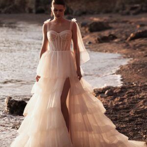 PRÓXIMA LLEGADA - Vestido de novia en tul con volantes y corsé DR433 de Demetrios Bridal