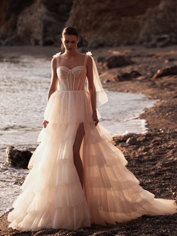 PRÓXIMA LLEGADA - Vestido de novia en tul con volantes y corsé DR433 de Demetrios Bridal
