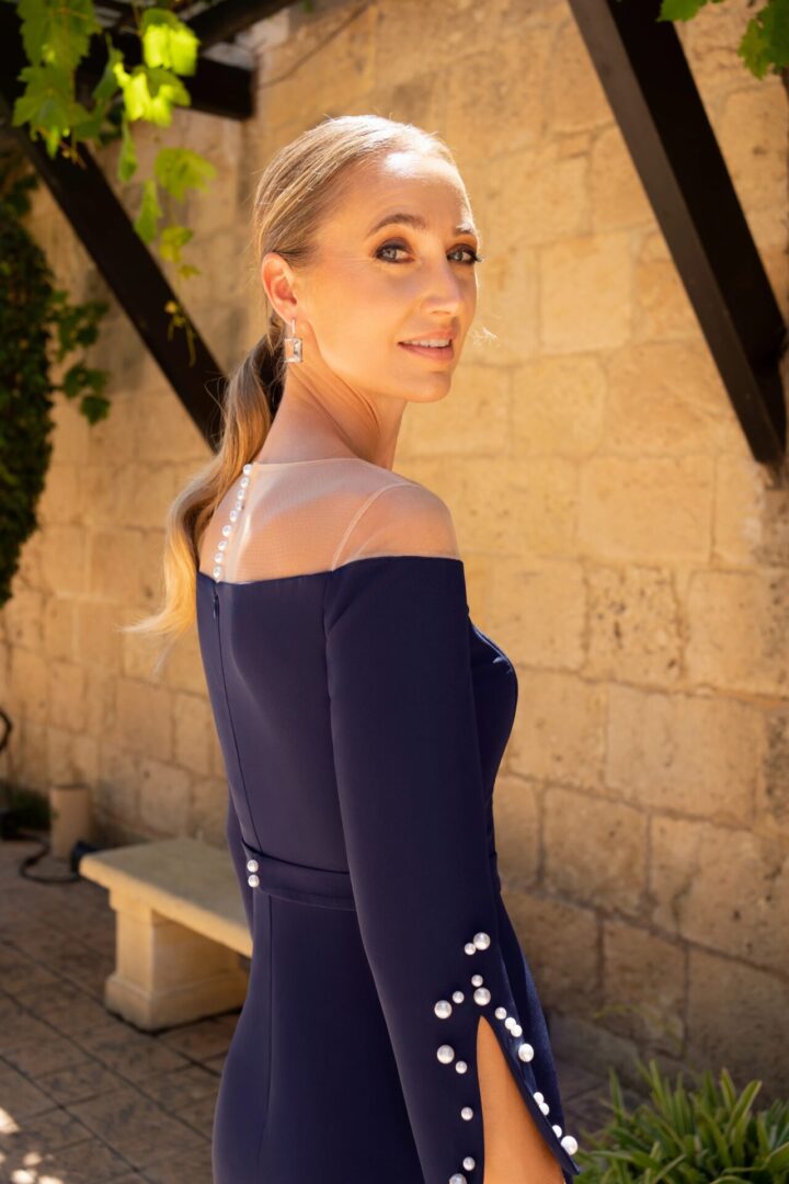 Vestido en crepe azul con perlas Caterinna de Silvia Navarro - Imagen 3