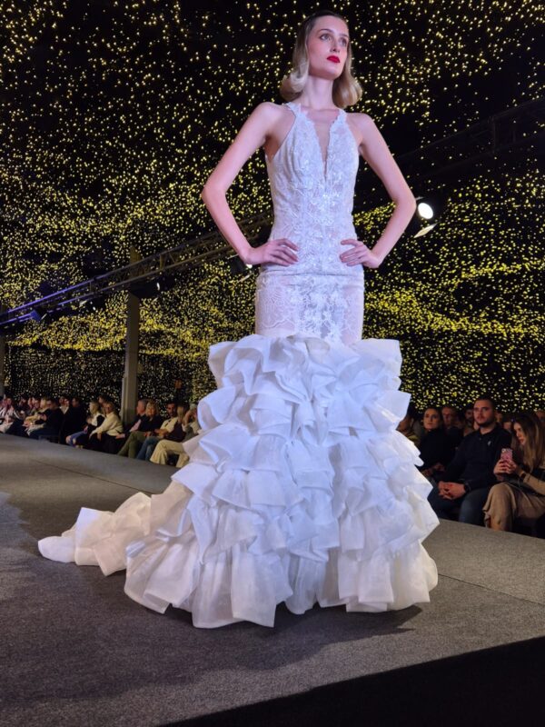 Vestido de novia con volantes 496 de Alma Couture - Imagen 4