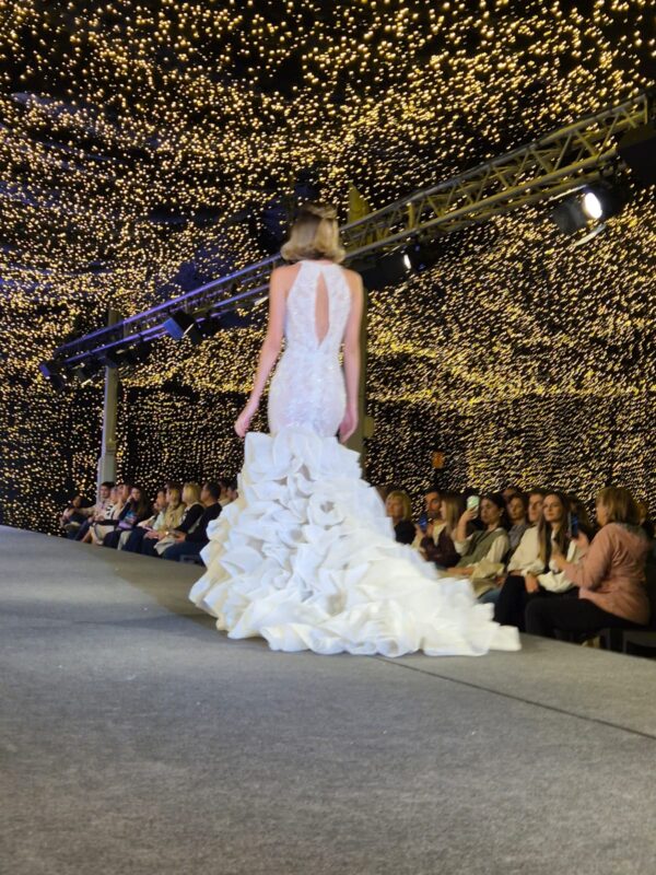 Vestido de novia con volantes 496 de Alma Couture - Imagen 5