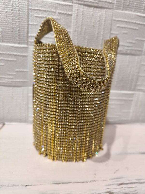 Bolso dorado con brillantitos y flecos - Imagen 2