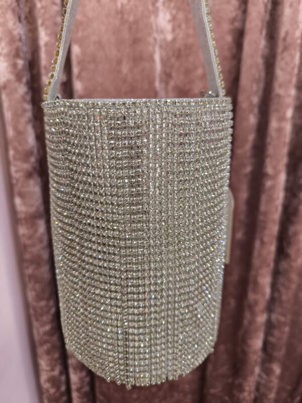 Bolso plateado con brillantitos y flecos - Imagen 2
