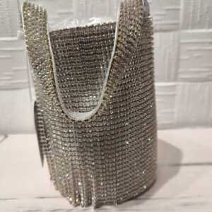 Bolso plateado con brillantitos y flecos