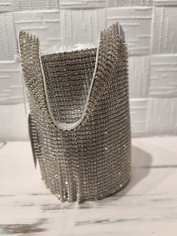 Bolso plateado con brillantitos y flecos