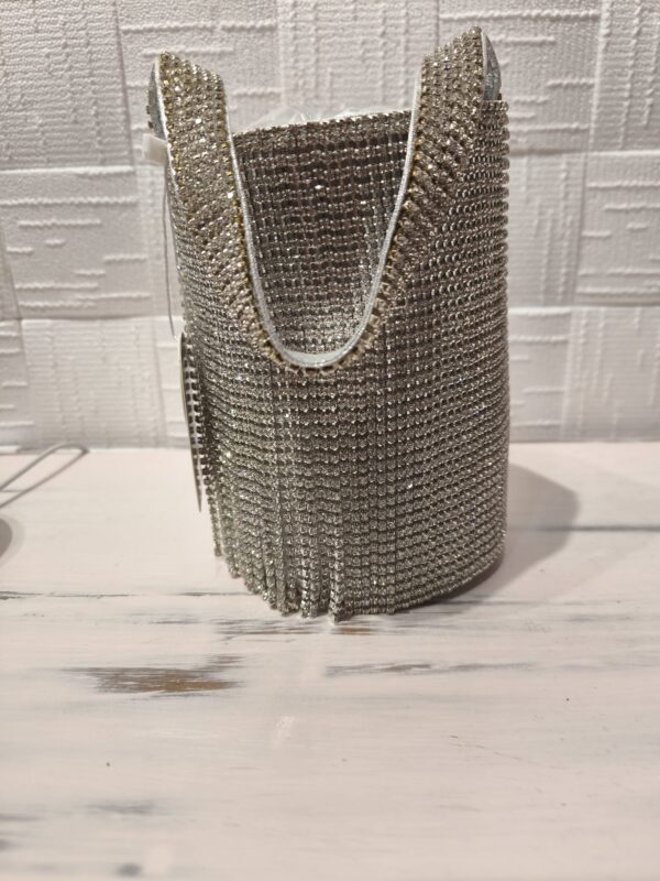 Bolso plateado con brillantitos y flecos - Imagen 4