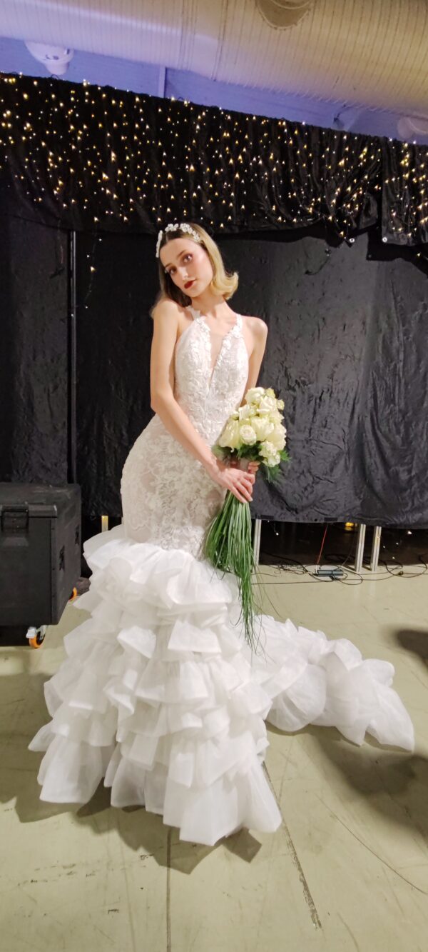 Vestido de novia con volantes 496 de Alma Couture