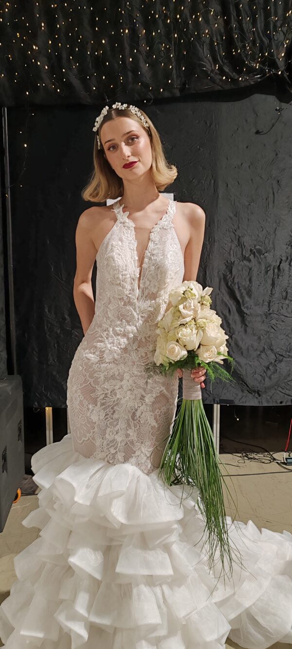 Vestido de novia con volantes 496 de Alma Couture - Imagen 3