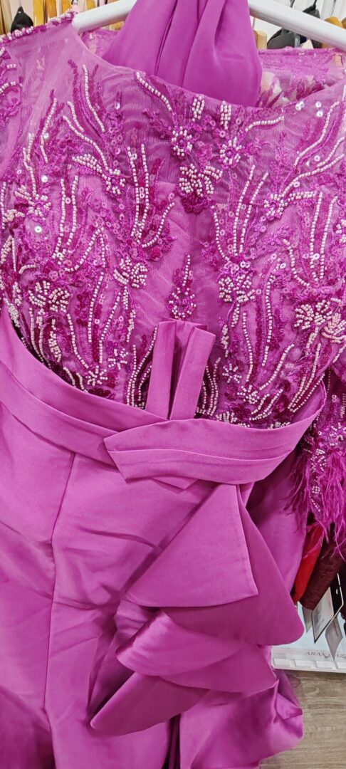 Vestido largo de fiesta volantes 256-10 fucsia de Agnes Marie Couture - Imagen 2