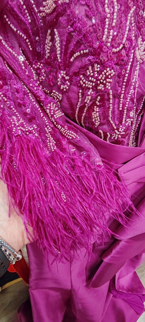 Vestido largo de fiesta volantes 256-10 fucsia de Agnes Marie Couture - Imagen 3