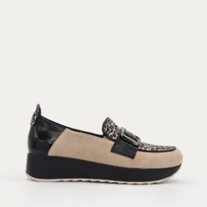 MOCASÍN BEIGE LEOPARDO CUÑA ADORNO METÁLICO
