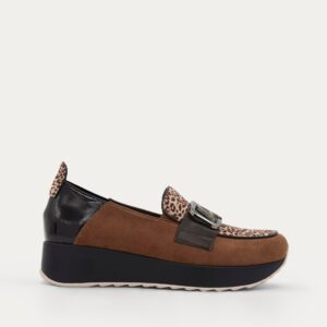 MOCASÍN MARRÓN LEOPARDO CUÑA ADORNO METÁLICO