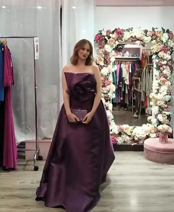 Vestido largo en mikado berenjena Frambuesa 026 de Rosa Rueda - Imagen 2