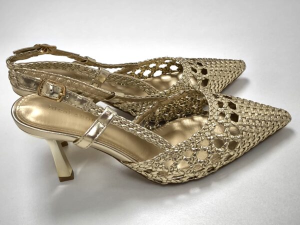 Sandalias doradas caladas trenzadas tacón fino - Imagen 3
