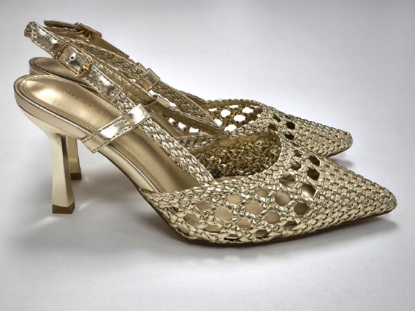Sandalias doradas caladas trenzadas tacón fino - Imagen 2
