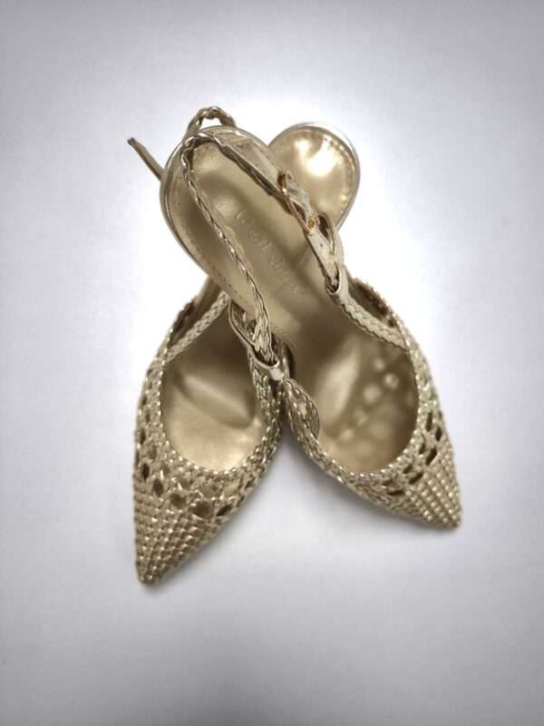 Sandalias doradas caladas trenzadas tacón fino - Imagen 4