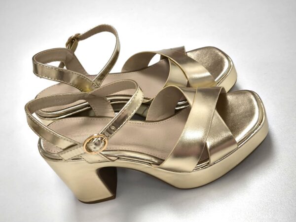 Sandalias doradas cruzadas de tacón bajo - Imagen 2