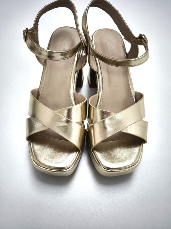 Sandalias doradas cruzadas de tacón bajo - Imagen 3