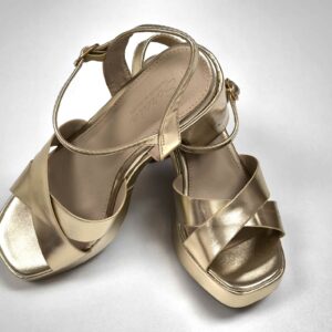 Sandalias doradas cruzadas de tacón bajo